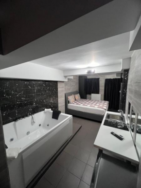 Jacuzzi Suites 2